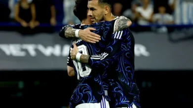 Lionel Messi y Leandro Paredes en un partido de la Selección Argentina