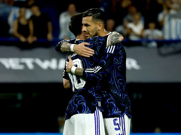 Lionel Messi y Leandro Paredes en un partido de la Selección Argentina