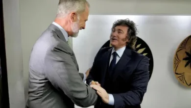 Milei y el Rey Felipe VI se saludan en la investidura de De la Espriella