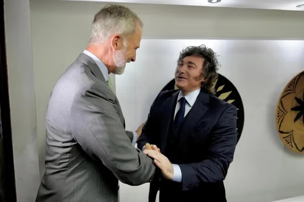 Milei y el Rey Felipe VI se saludan en la investidura de De la Espriella