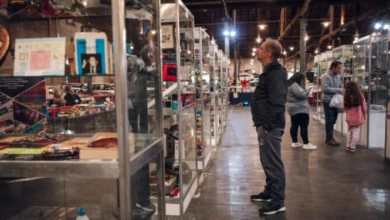 Imagen de la muestra de coleccionismo en Córdoba, con personas admirando objetos expuestos