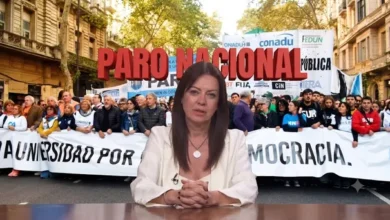 Imagen de estudiantes y docentes reunidos en una universidad, con pancartas que dicen 'Paro Universitario'