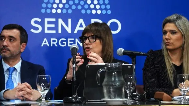 Reunión de legisladores discutiendo la reforma a la Ley de Tierras