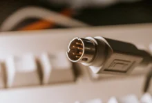 PS/2, un conector morado y redondo con una gran capacidad de precisión y velocidad