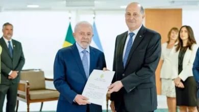 Bandera de Argentina y Brasil cruzadas, simbolizando la crisis diplomática