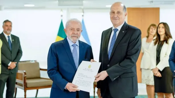 Bandera de Argentina y Brasil cruzadas, simbolizando la crisis diplomática