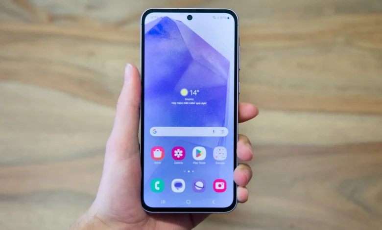 Imagen de un móvil Samsung con la pantalla de ajustes abierta, mostrando la opción de Samsung Lenguaje Core