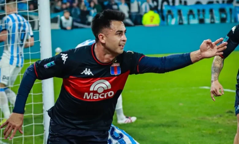 Partido de fútbol entre Tigre y Racing en el estadio