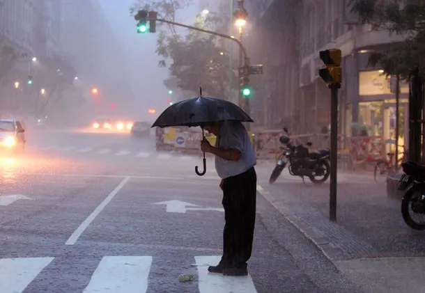Imagen de un cielo nublado con lluvia en Buenos Aires