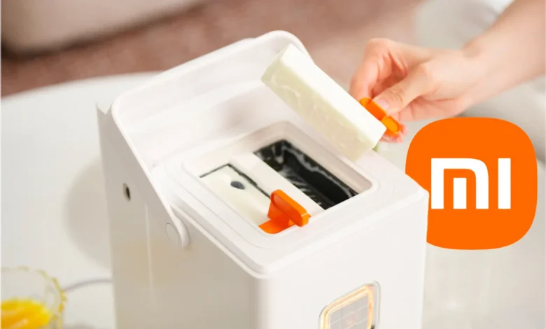 Máquina de helados Xiaomi en acción, produciendo helados cremosos