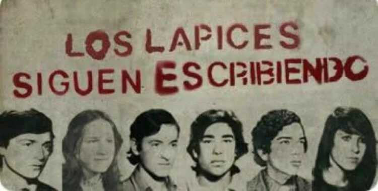 Manifestantes en la Plaza de la Intendencia de Córdoba durante la marcha del 16 de septiembre