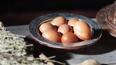 Huevos frescos en una tabla de cocina