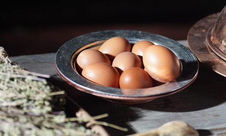 Huevos frescos en una tabla de cocina