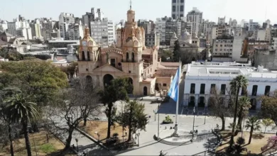Cielo parcialmente nublado sobre la ciudad de Córdoba en una mañana de domingo con termómetro marcando 30 °C