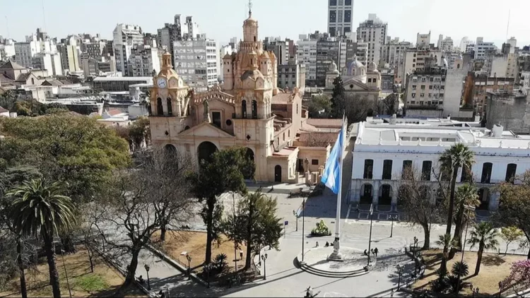 Cielo parcialmente nublado sobre la ciudad de Córdoba en una mañana de domingo con termómetro marcando 30 °C