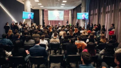 Jóvenes emprendedores presentando proyectos del Desafío Innovar por el Clima en Córdoba
