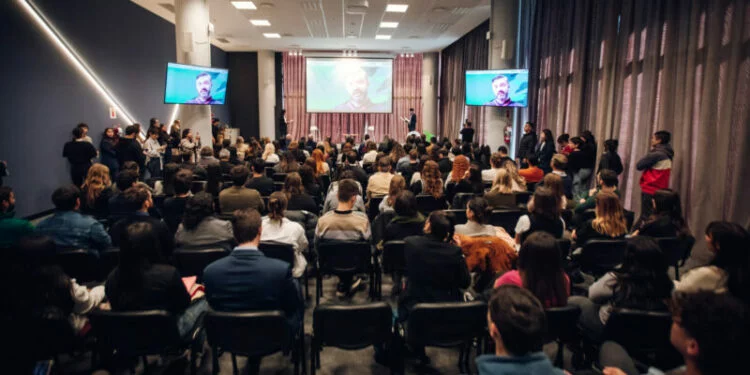 Jóvenes emprendedores presentando proyectos del Desafío Innovar por el Clima en Córdoba