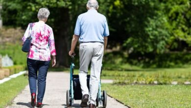 Persona caminando al aire libre por la ribera del río en Córdoba, ilustrando la relación entre ejercicio y prevención del alzhéimer