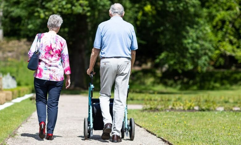 Persona caminando al aire libre por la ribera del río en Córdoba, ilustrando la relación entre ejercicio y prevención del alzhéimer