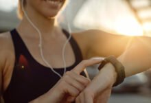 Smartwatch mostrando la cuenta de calorías quemadas durante un entrenamiento