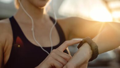 Smartwatch mostrando la cuenta de calorías quemadas durante un entrenamiento
