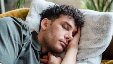 Persona mayor descansando en una silla durante la siesta bajo la luz del mediodía
