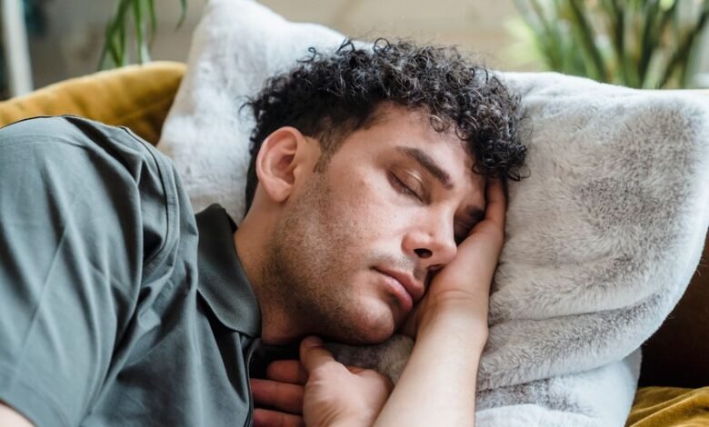 Persona mayor descansando en una silla durante la siesta bajo la luz del mediodía
