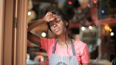 Imagen: Mujer sudará durante el calor extremo, con repercusiones en la regulación de la medición hormonal