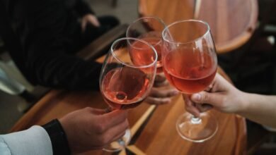 Copa de vino tinto sobre mesa, símbolo de la sociabilidad