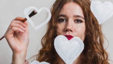 Ilustración de una persona atrapada entre el corazón y la obsesión