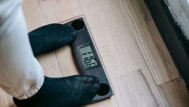 Persona mostrando pérdida de músculo en piernas tras dietas yo‑yo