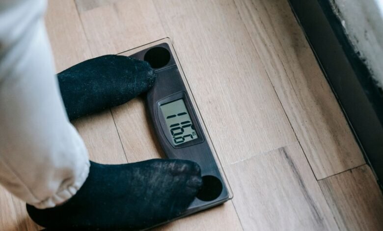 Persona mostrando pérdida de músculo en piernas tras dietas yo‑yo