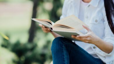 Niños y adultos leyendo juntos, ilustrando los beneficios cognitivos de la lectura recreativa