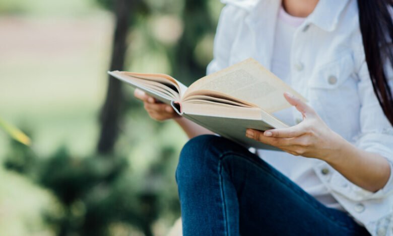 Niños y adultos leyendo juntos, ilustrando los beneficios cognitivos de la lectura recreativa