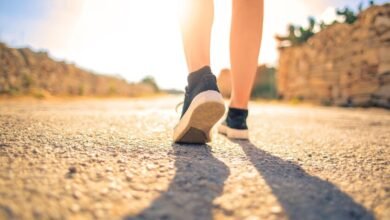Persona corriendo suavemente en una cinta de gimnasio durante estudio científico
