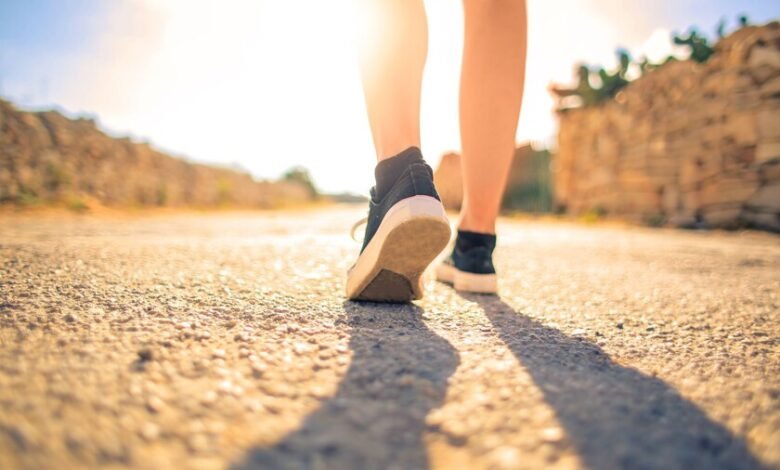 Persona corriendo suavemente en una cinta de gimnasio durante estudio científico