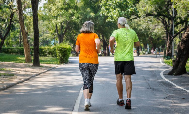 Persona mayor caminando a paso rápido en una calle de Córdoba