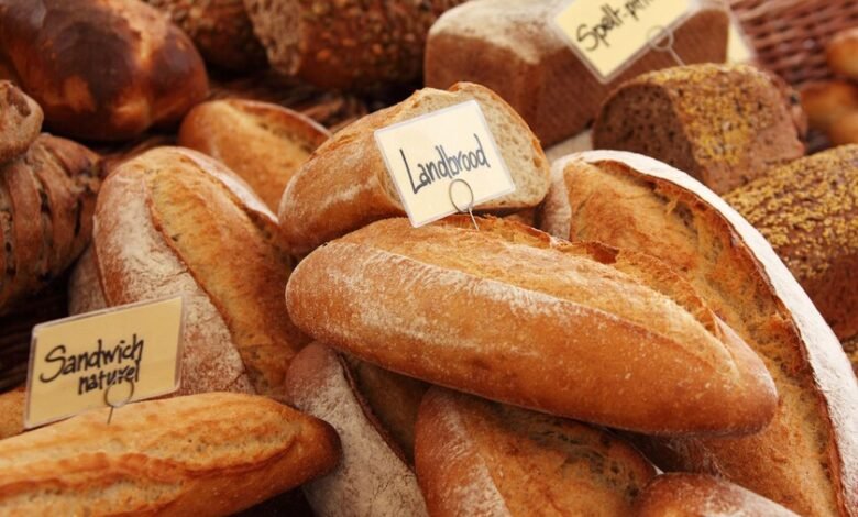 Rebanada de pan integral que simboliza el gluten en la alimentación
