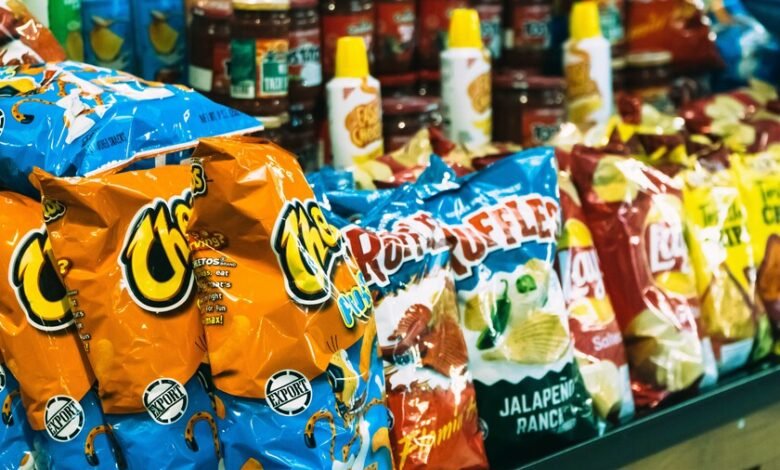 Pringles sobre una mesa con auriculares que reproducen el sonido de la mordida