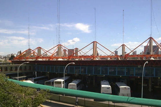 Conductores de autobuses de Córdoba en la parada de la ruta 20 tras el acuerdo salarial provisional