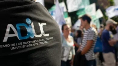 Manifestación de docentes de la UNC durante el paro universitario convocado por ADIUC