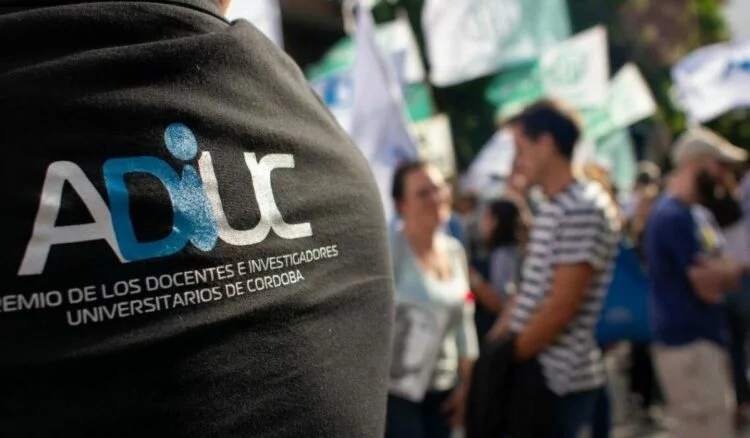 Manifestación de docentes de la UNC durante el paro universitario convocado por ADIUC