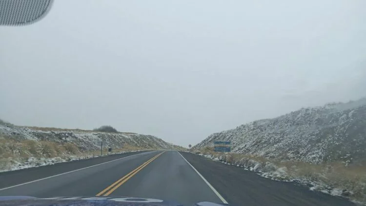 Camino de Altas Cumbres cubierto de nieve y hielo tras la tormenta