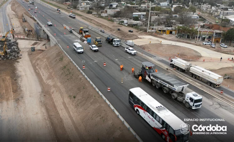 Obra del altonivel sobre la Ruta 19 en Malvinas Argentinas, vista parcial del viaducto en fase final