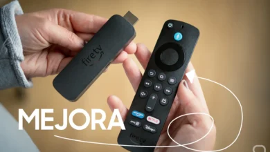 Amazon Fire TV Stick conectado a la TV mostrando la pantalla de inicio
