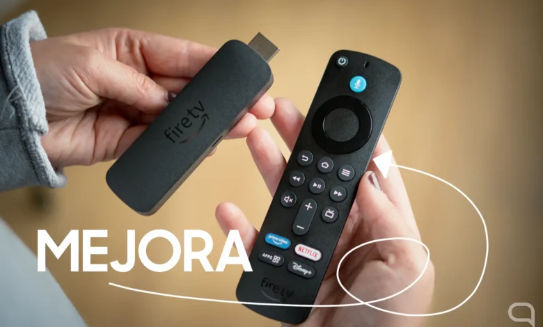Amazon Fire TV Stick conectado a la TV mostrando la pantalla de inicio