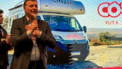 Módulo de atención para motorhomes en la ruta de Córdoba con vista al Cerro Champaquí