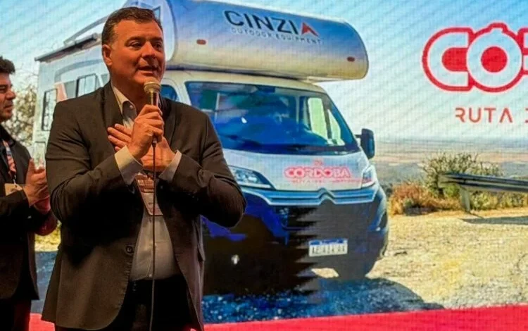 Módulo de atención para motorhomes en la ruta de Córdoba con vista al Cerro Champaquí