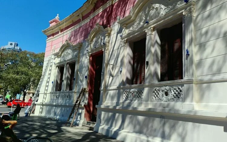 Fachada blanca de la Casa Radical de Córdoba después de la restauración