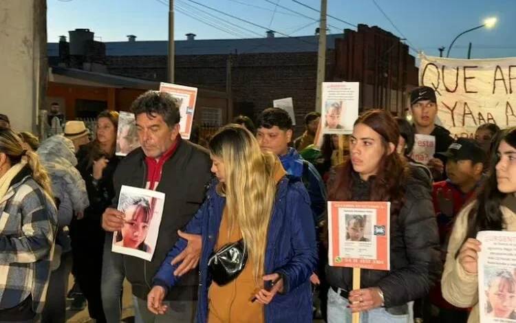 Manifestantes frente a la esquina de Juan del Campillo y Avellaneda durante la marcha por Agostina Vega